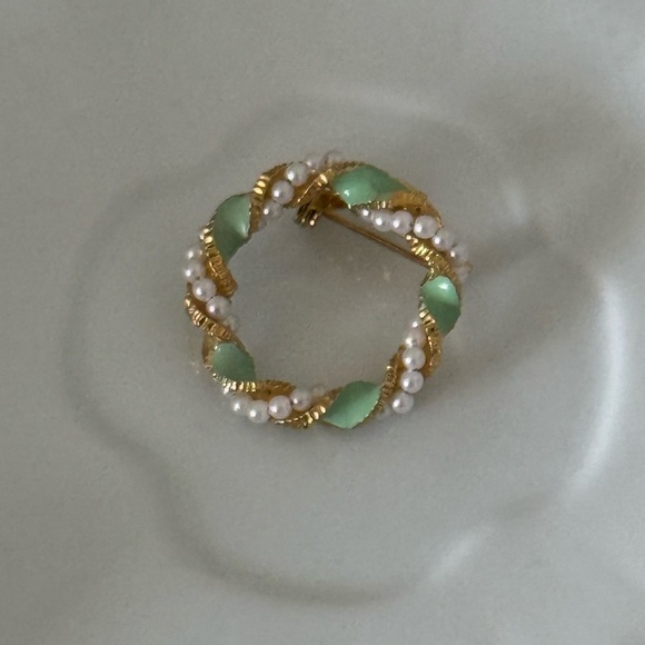 Vintage Gold Tone Wreath Brooch with Faux Pearls and Green Enamel Leaves - Picture 2 of 7